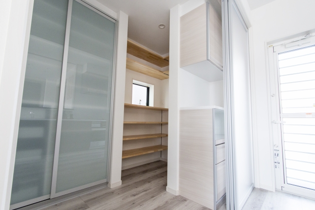 パントリー収納の広さってどのくらい 扉は付けた方がいい 収納棚は建付け 後付け 住宅情報リアルブログ パントリー収納の広さってどのくらい 扉は付けた方がいい 収納棚は建付け 後付け 住宅情報リアルブログ