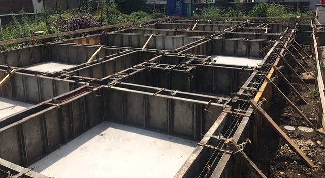 梅雨の基礎工事の立ち上がり型枠の組み立て 住宅情報リアルブログ 梅雨の基礎工事の立ち上がり型枠の組み立て 住宅情報リアルブログ