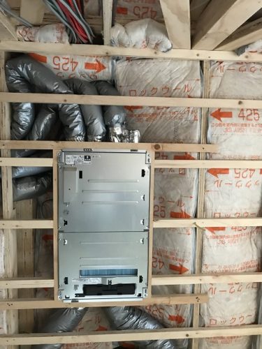 天井の下地の施工完了と全館換気システムの第一種換気システムの取り付け